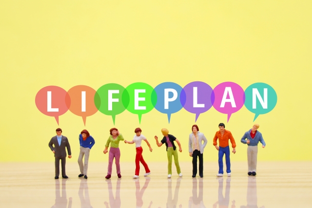 年収だけでなく貯蓄額にも考慮する