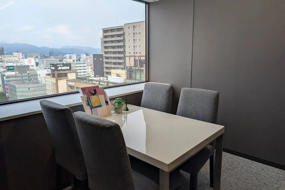 ミライノ岡山店の明るい面談スペース