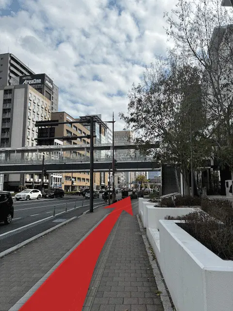 市役所筋沿いを南へまっすぐ進む様子