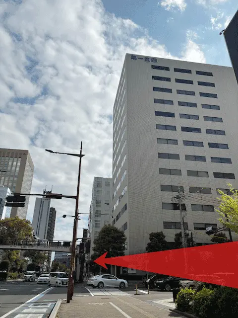 第一生命ビルディングを目印に歩道橋前まで進む様子