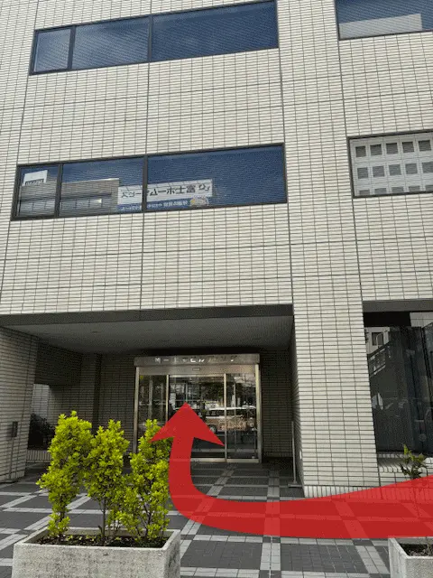 右手にミライノ岡山店のビル入り口が見える様子